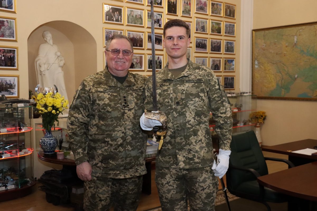 Найкращий випускник британської військової академії привіз в Україну меч