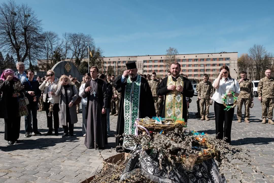 На могили полеглих воїнів на Личаківському цвинтарі принесли галузки освяченої лози (фото)