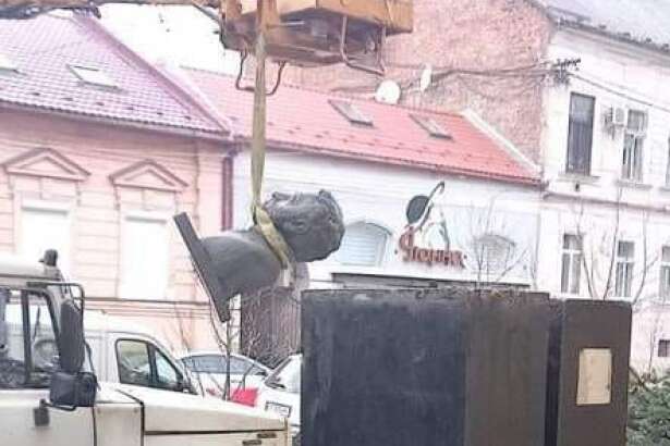 Геть російське. В Мукачеві демонтували погруддя та меморіальну дошку Пушкіну