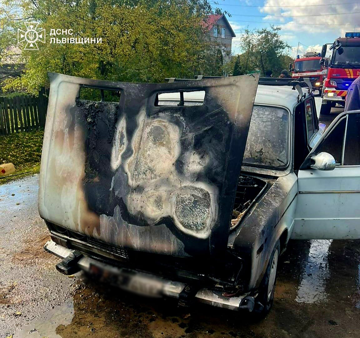 На Львівщині згорів автомобіль: з'явилося фото