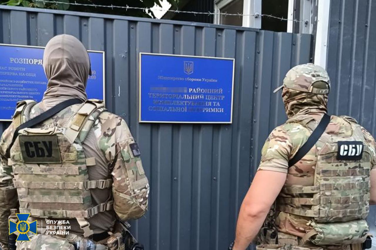 Заробляли на ухилянтах: СБУ затримала чотирьох керівників військкоматів та ВЛК