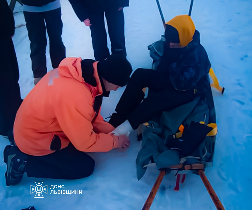 На Львівщині врятували підлітка, який травмувався на лижах (фото)