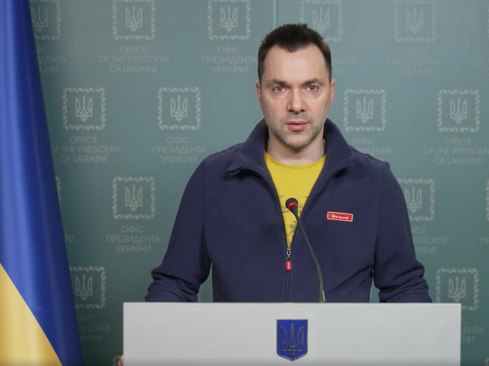 Ворог змінив тактику: перейшов до «сирійського варіанту» війни – Арестович