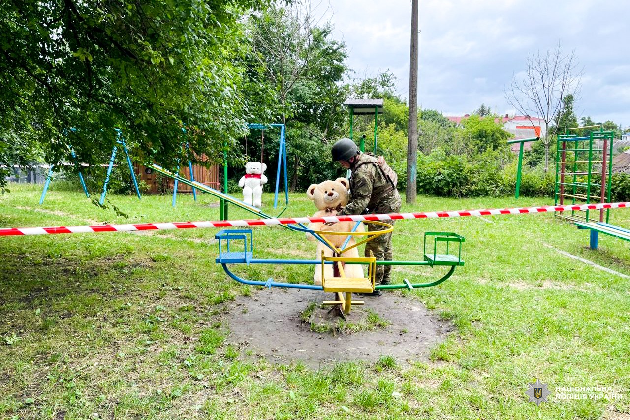 У Рівному ведмеді на каруселях налякали перехожих