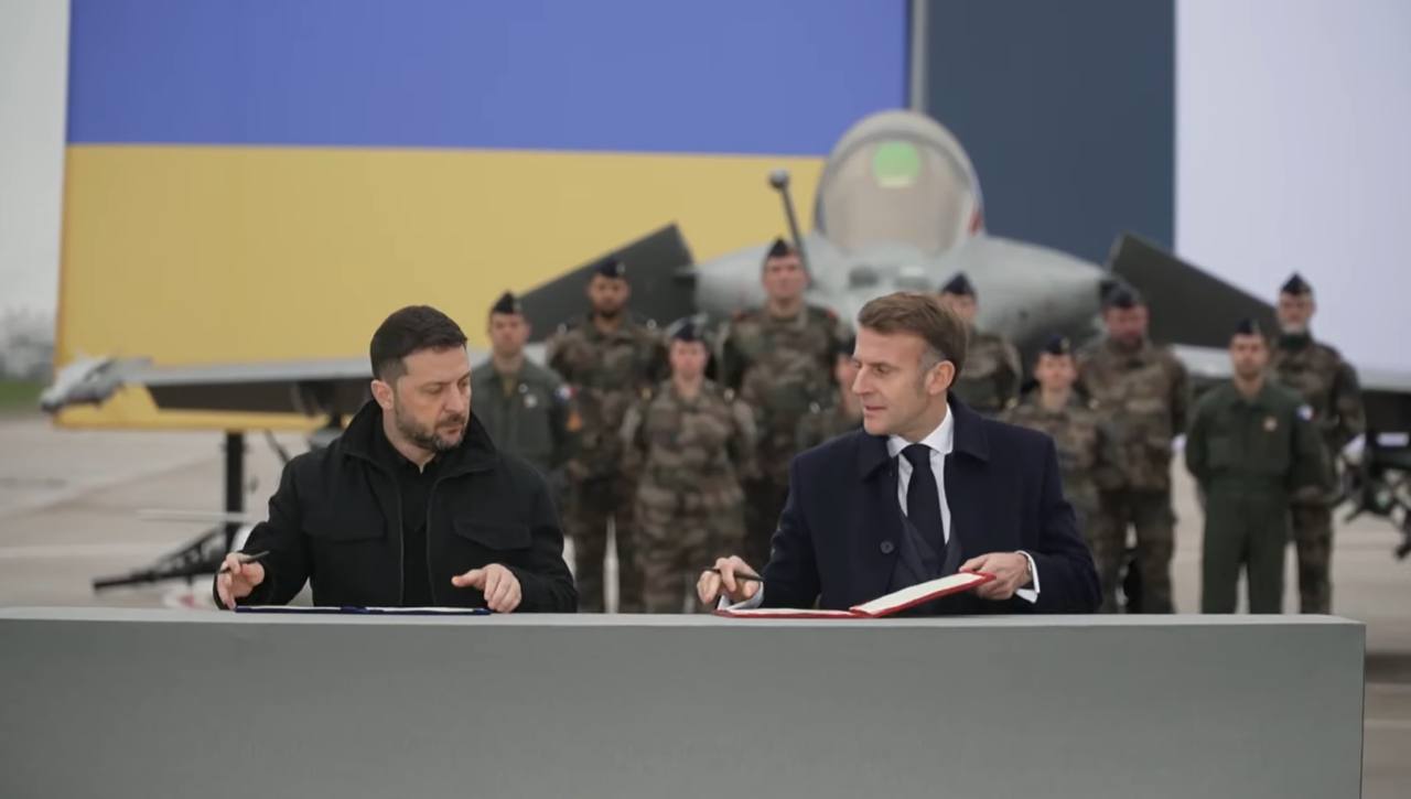 Зеленський та Макрон підписали історичну угоду для посилення обороноздатності України (відео)