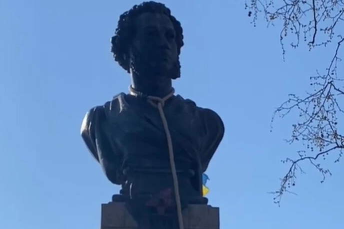 В Одесі місцеві активісти накинули зашморг на пам’ятник Пушкіну (відео)