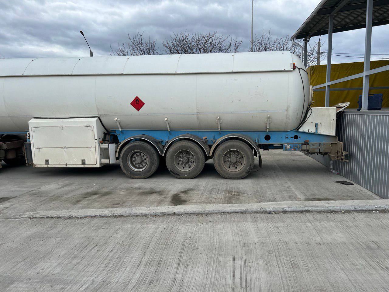 На Буковині водій намагався вивезти з України у газовій цистерні понад 167 тисяч пачок сигарет