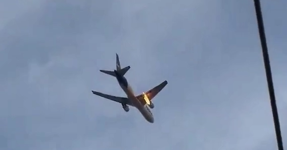 У США екстрено приземлився літак через займання двигуна (ВІДЕО)