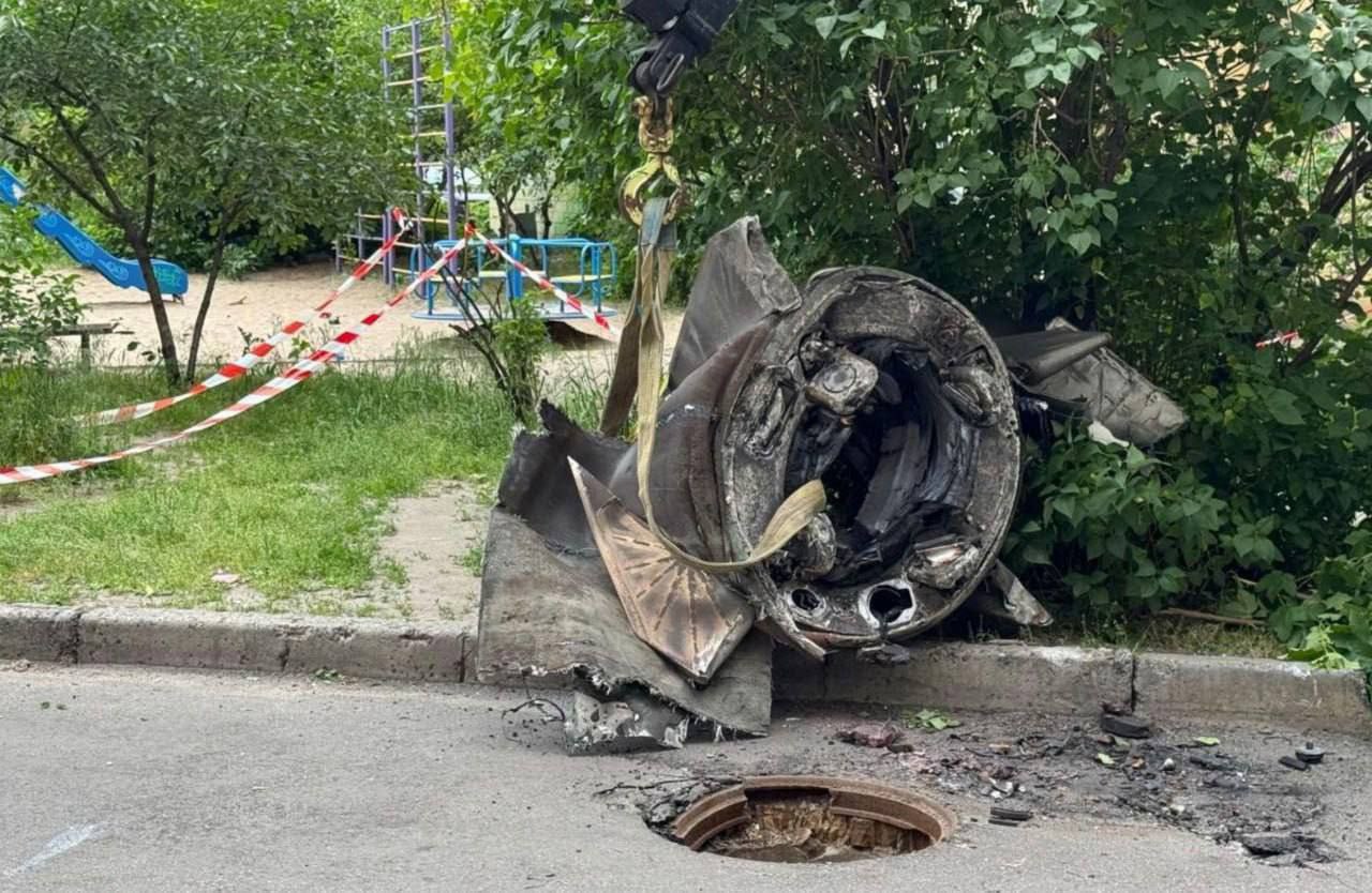 Величезний уламок російської ракети впав у двір багатоповерхівки на Оболоні (ФОТО)