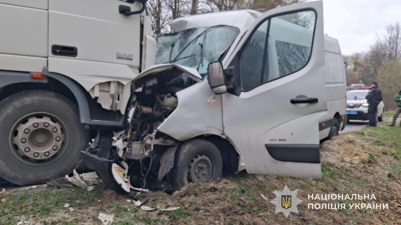 ДТП з лісовозом та мікроавтобусом на Львівщині: Нові деталі та фото