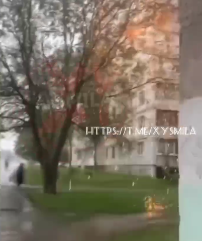 На Черкащині блискавка вдарила поруч з людиною - момент потрапив на відео
