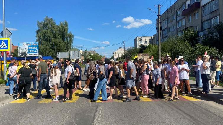 На Львівщині жителі містечка перекрили дорогу через сморід