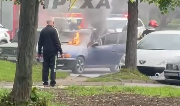 У Львові на парковці загорілося авто (відео)