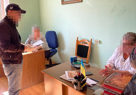 На Львівщині лікарка намагалася з'їсти хабар, який перед цим вимагала у військового