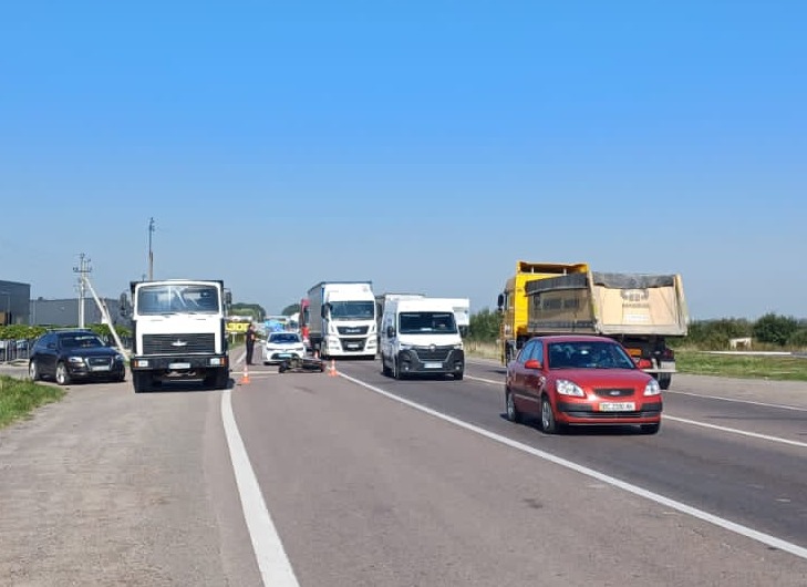 На Львівщині у двох ДТП за участі вантажівок травмувалися байкер і водій автівки