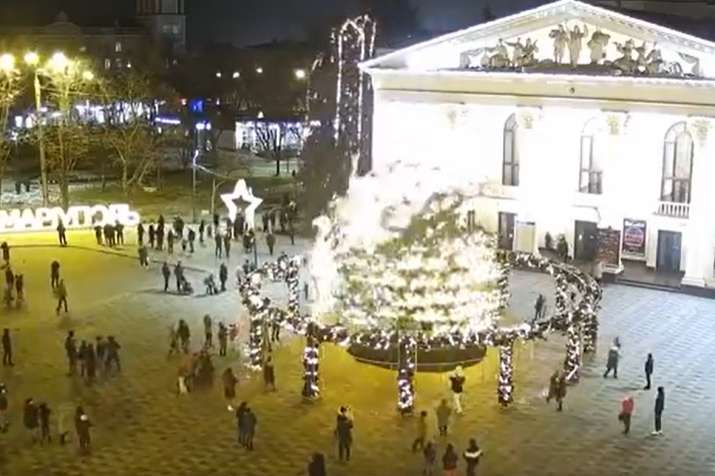 У Маріуполі вітер повалив новорічну ялинку в центрі міста