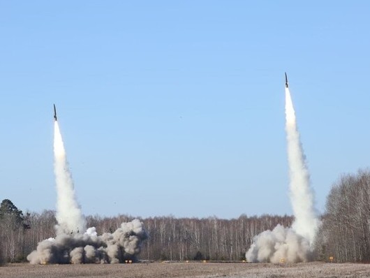 Росіяни завдали ракетних ударів по Дніпропетровщині: постраждала жінка