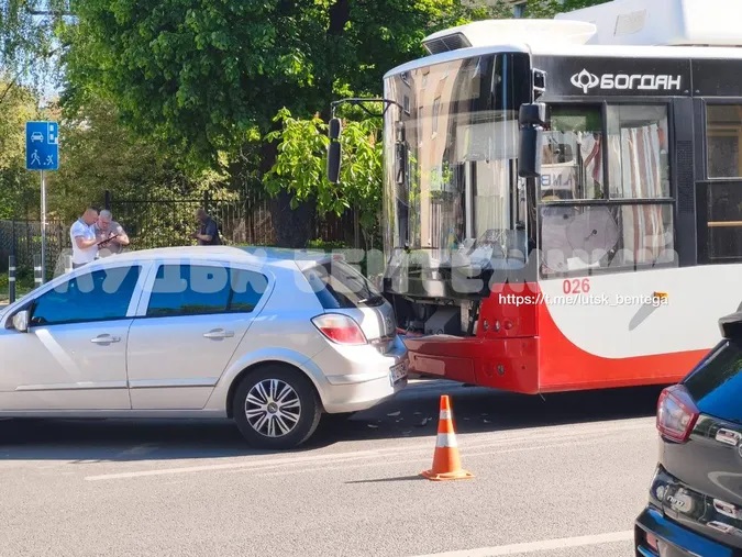 У центрі Луцька тролейбус протаранив легковика: фото з місця аварії