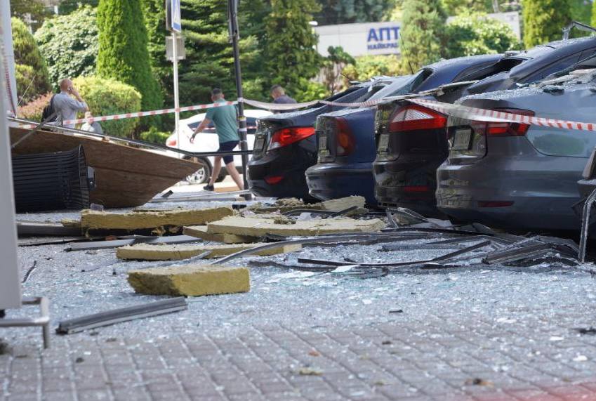 У Дніпрі вже 5 загиблих та 34 поранених: Зеленський показав момент влучання ракети