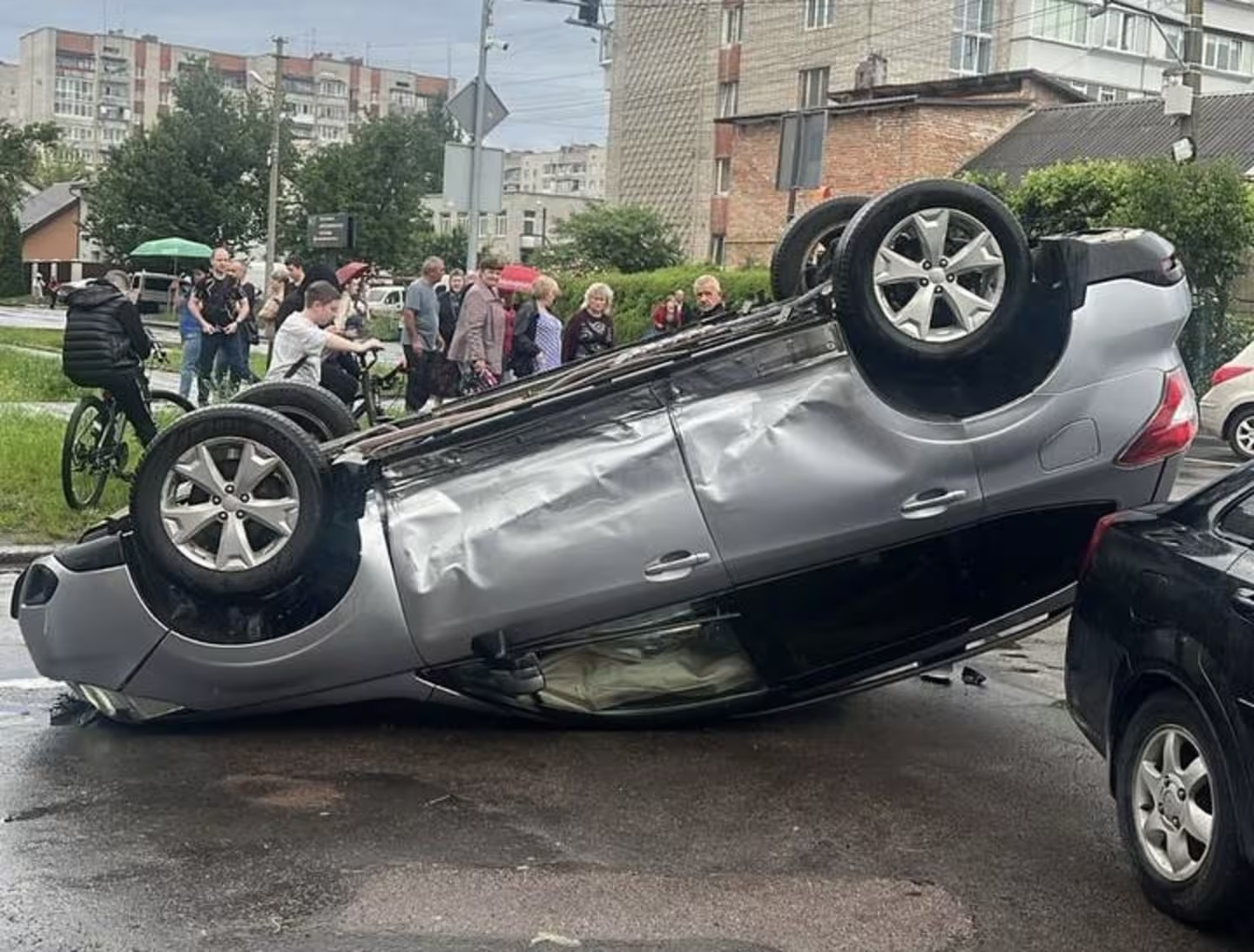 Моторошна аварія у Львові: авто перекинулося на дах (відео)