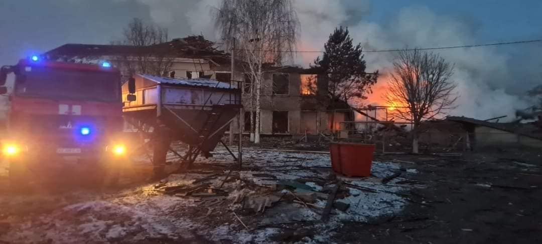 На Харківщині гасять навчальний заклад, в який уночі влучила ракета
