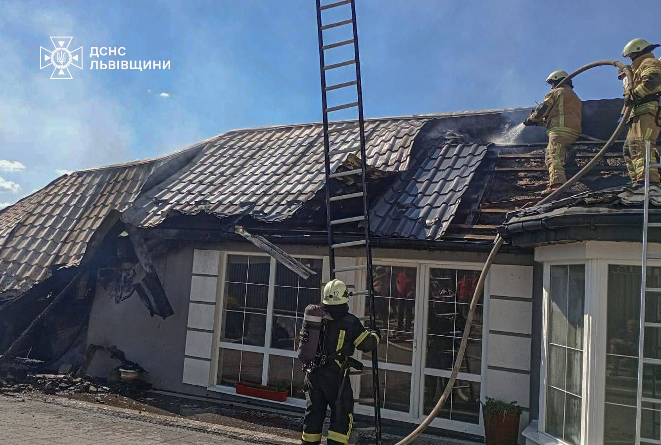 Згорів автомобіль: на Самбірщині ліквідували серйозну пожежу, що загрожувала оселі