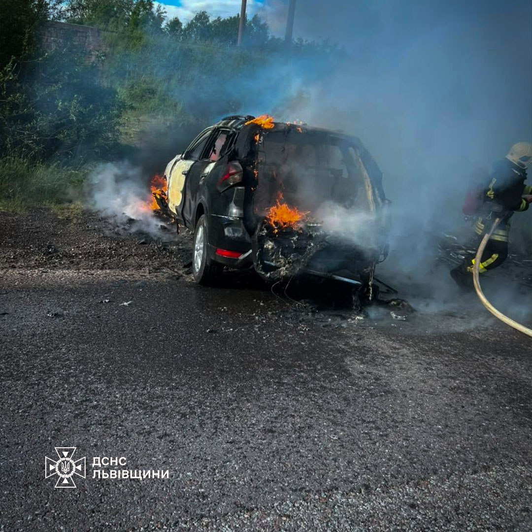 На Львівщині після зіткнення загорілося авто (ФОТО)