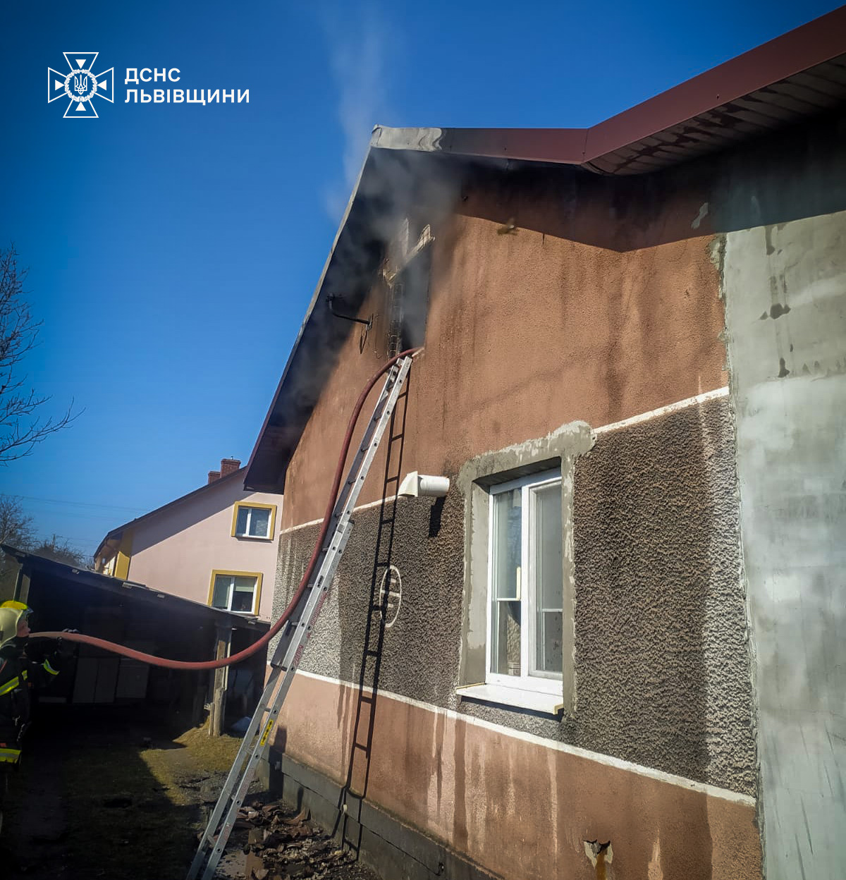 Поблизу Львова сьогодні спалахнула потужна пожежа (фото)