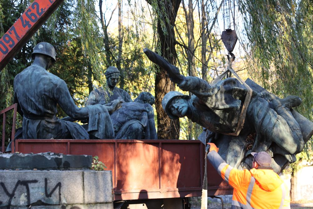 У Львові демонтували ще три радянські скульптури