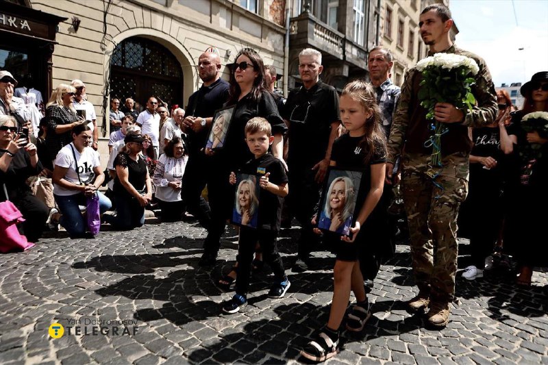 "На все воля Божа": прощальне слово доньки Ірини Фаріон біля могили матері (відео)