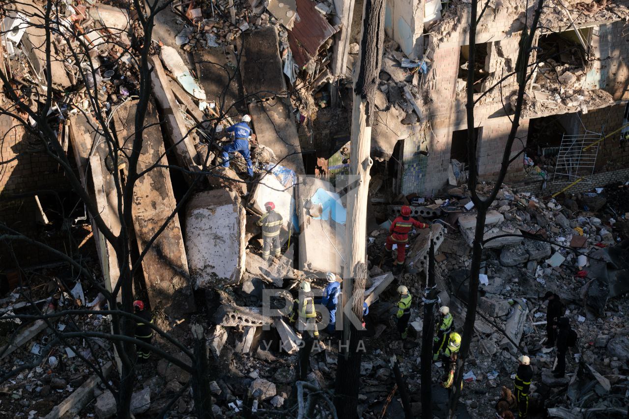 З’явилися нові фото та відео з місця удару по багатоповерхівці у Києві