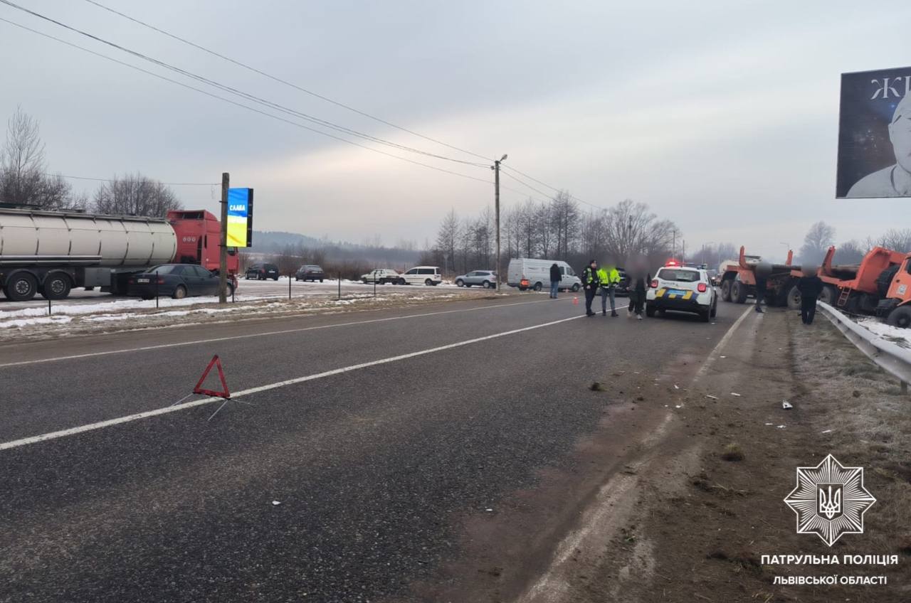 На об’їзній Львова сталося потрійне ДТП: є потерпілі (фото)