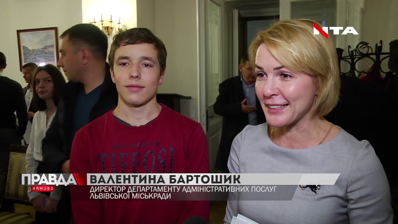 У День дитини три десятки школярів цілий день провели пліч-о-пліч з чиновниками