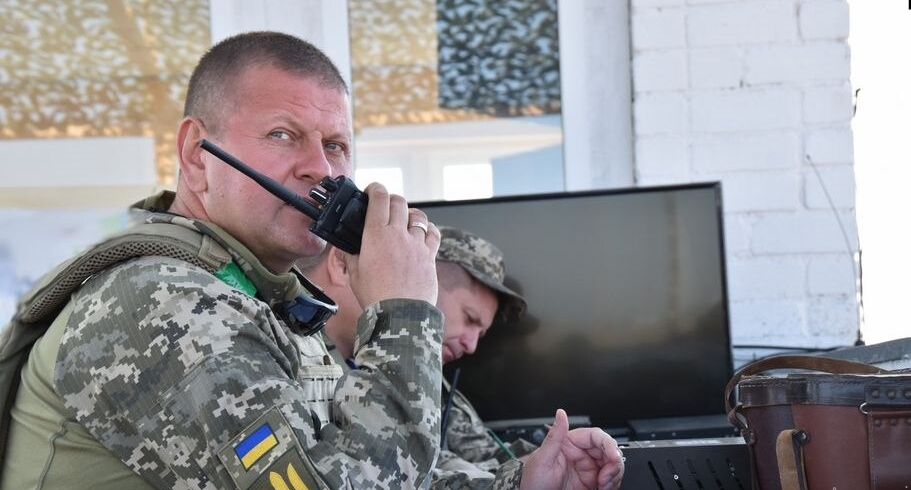 Залужний пояснив, чому ЗСУ змушені вести маневрену оборону