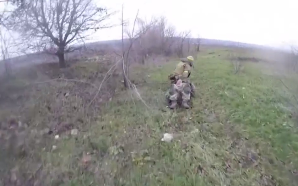 Десантник витягнув пораненого побратима з-під позиції ворога. Відео порятунку