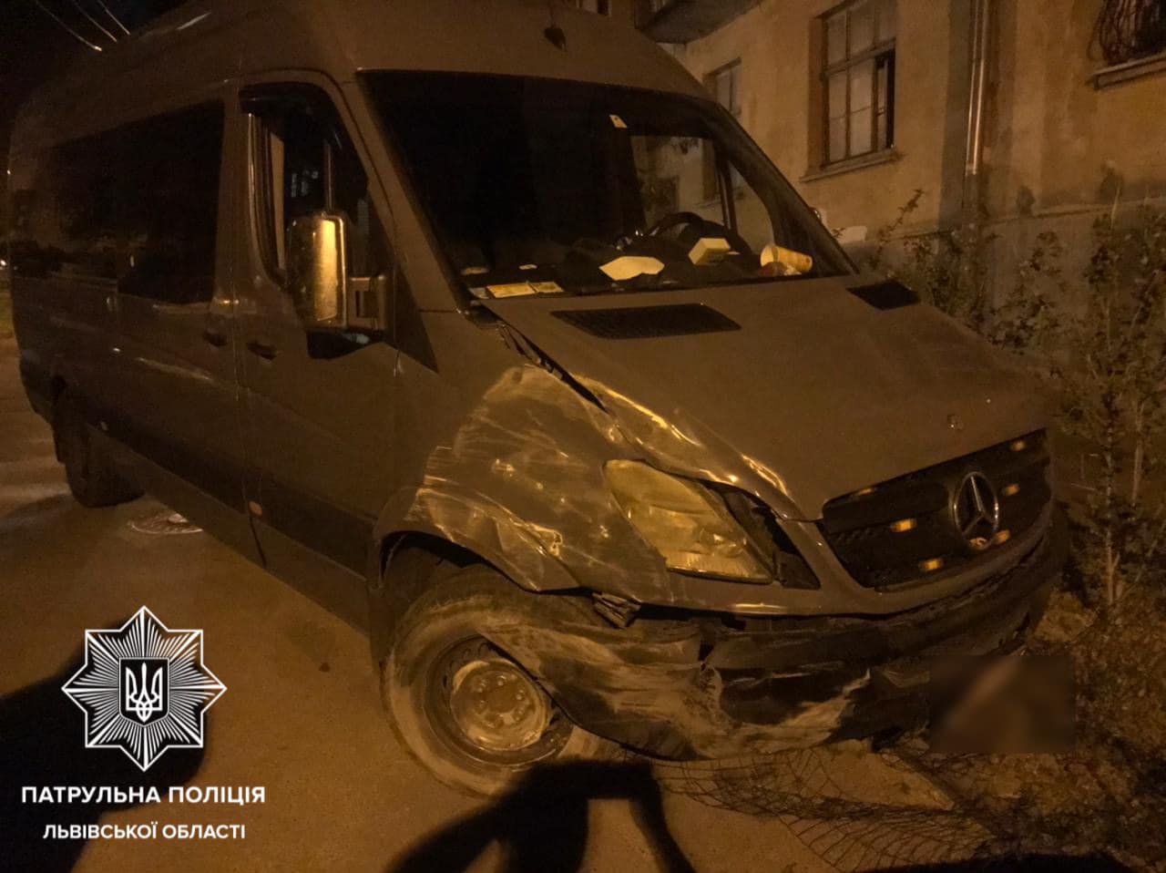 У Львові п'яний водій Mercedes втікав від поліцейських і врізався у перешкоду