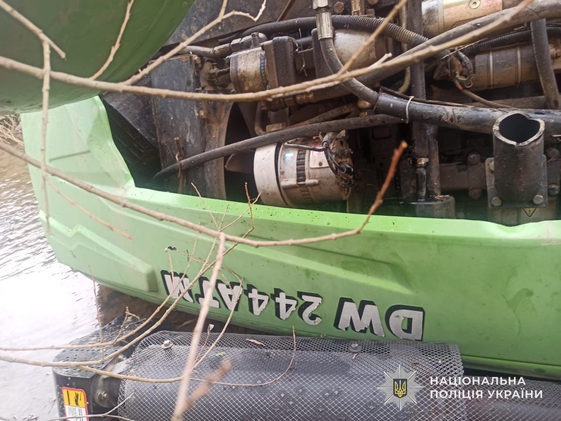 На Львівщині перекинувся трактор: водій загинув