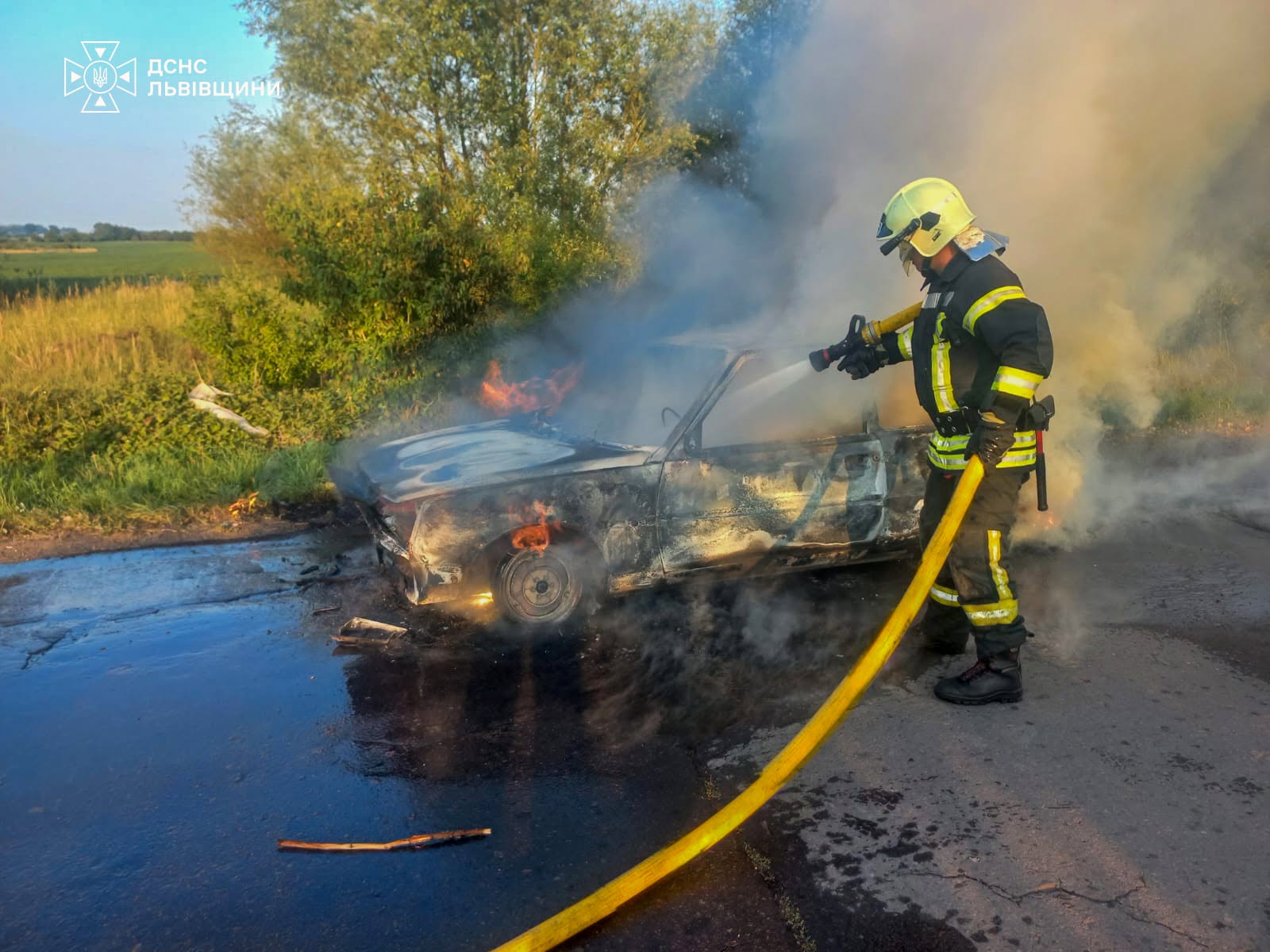 Надзвичайна подія на Львівщині: під час їзди спалахнув легковий автомобіль
