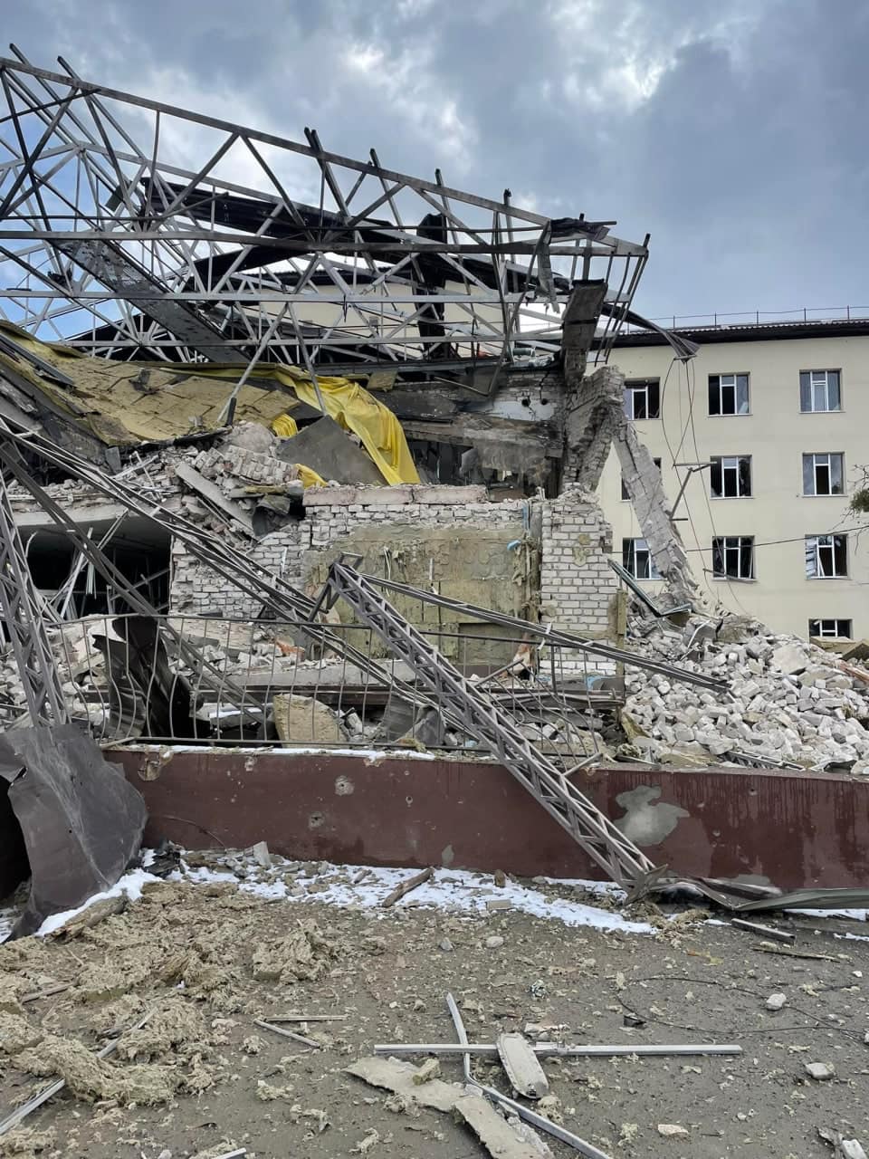 Другий поверх пекла. В Ізюмі окупанти розбомбили лікарню. Оновлено