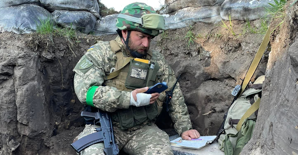 Ужгородський професор читає лекції студентам з окопу на передовій