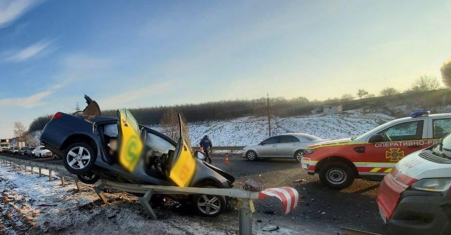 Трирічні двійнята, батьки яких загинули в ДТП, ідуть на поправку