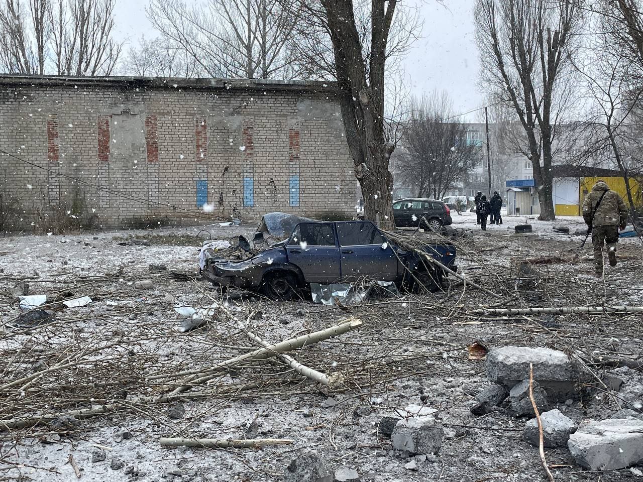 Зруйнували цілий поверх, двоє поранених. Окупанти обстріляли п’ятиповерхівку в Покровську