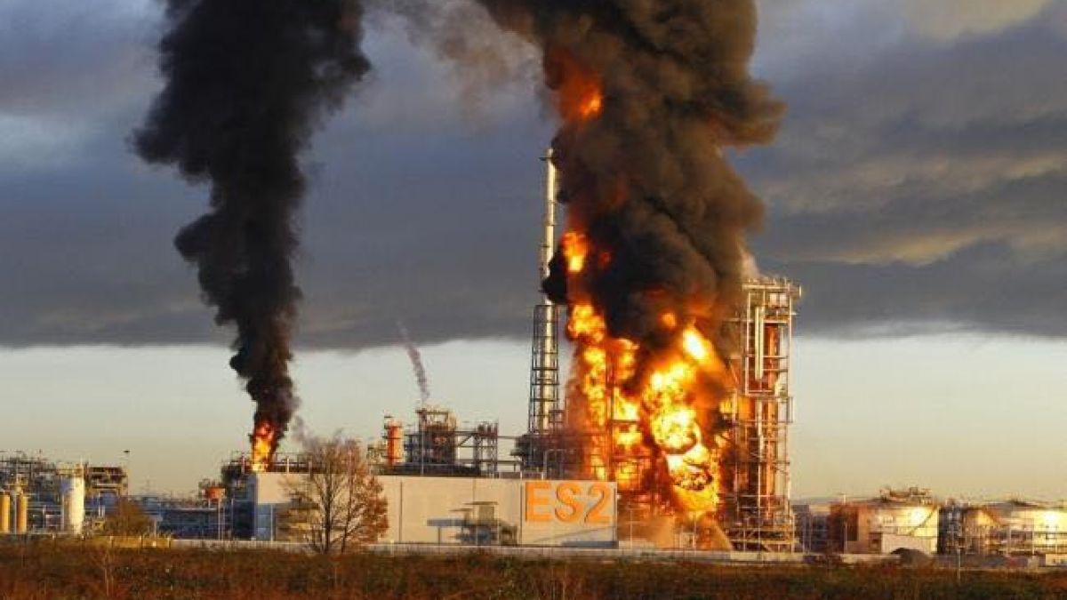 Вночі в Росії пролунали вибухи на стратегічних нафтових об'єктах: офіційне підтвердження