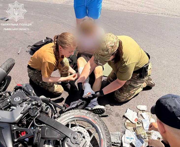 Поверталися з вишколу: львівські патрульні врятували мотоцикліста (фото)