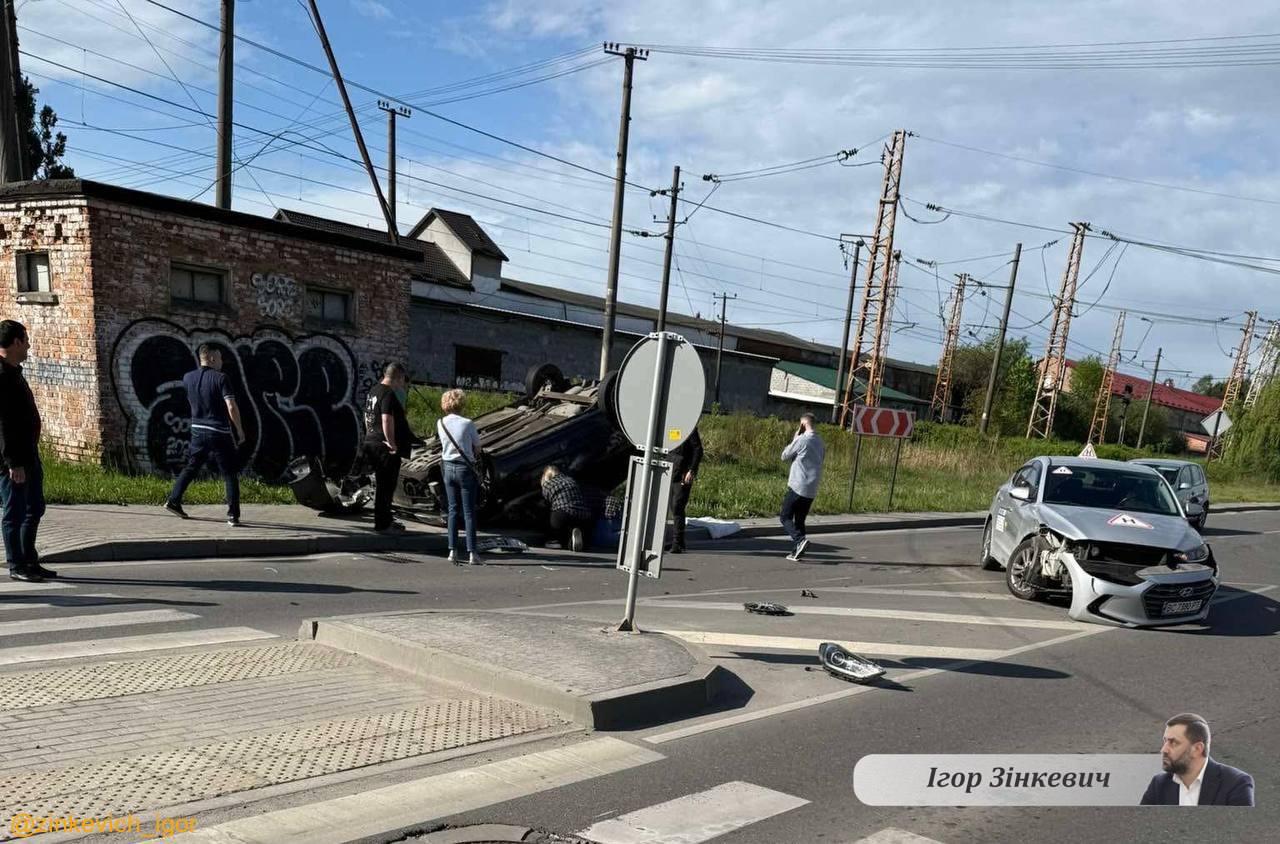 У Львові у ДТП з навчальним авто машина перекинулася на дах: Фото