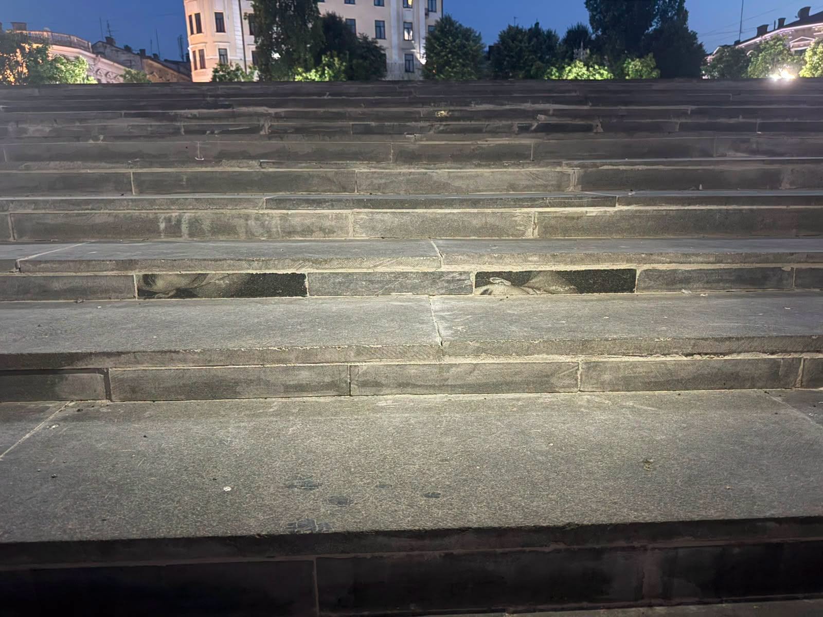 У Чернівцях сходи на площі відремонтували могильними плитами: у мерії прокоментували