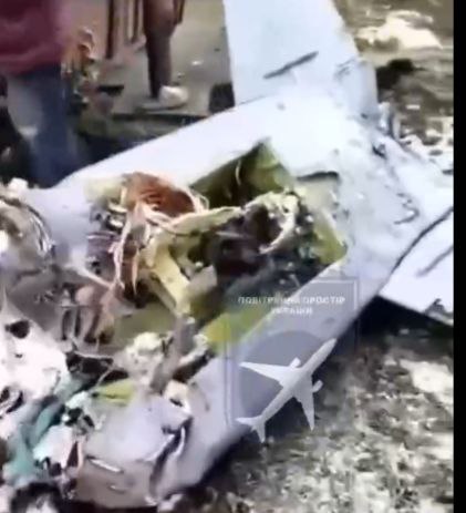 Впали просто на подвір'я: з'явилося відео уламків російської ракети на Прикарпатті