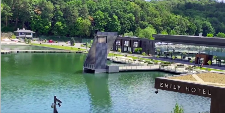 Для підтримки ЗСУ: Emily Resort запрошує на сімейний фудфест з українською музикою