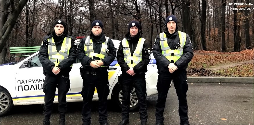 Львівські патрульні мультиками розважали маля, замкнене в автівці