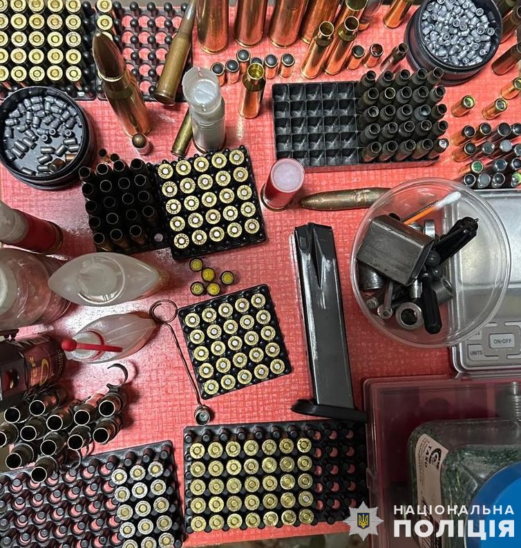 На Львівщині судитимуть чоловіка за незаконний продаж переробленої зброї та боєприпасів